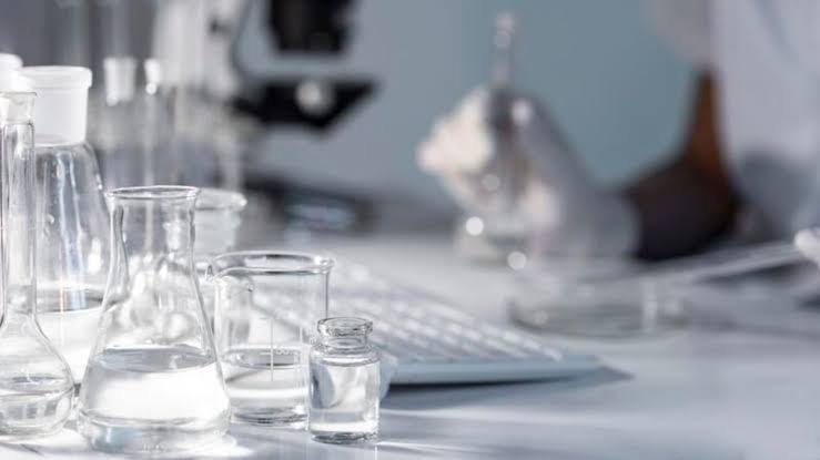 Material de vidrio y microscopio en el sector de control de calidad