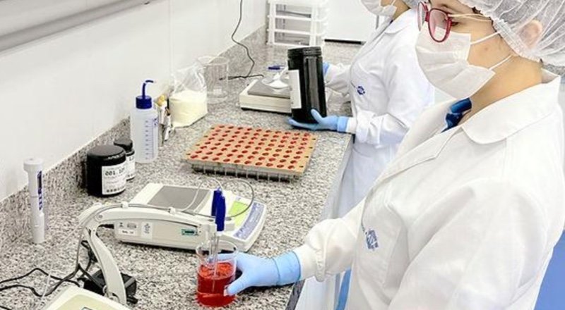 Técnicas del laboratorio realizando ensayos sobre la mesada de control
