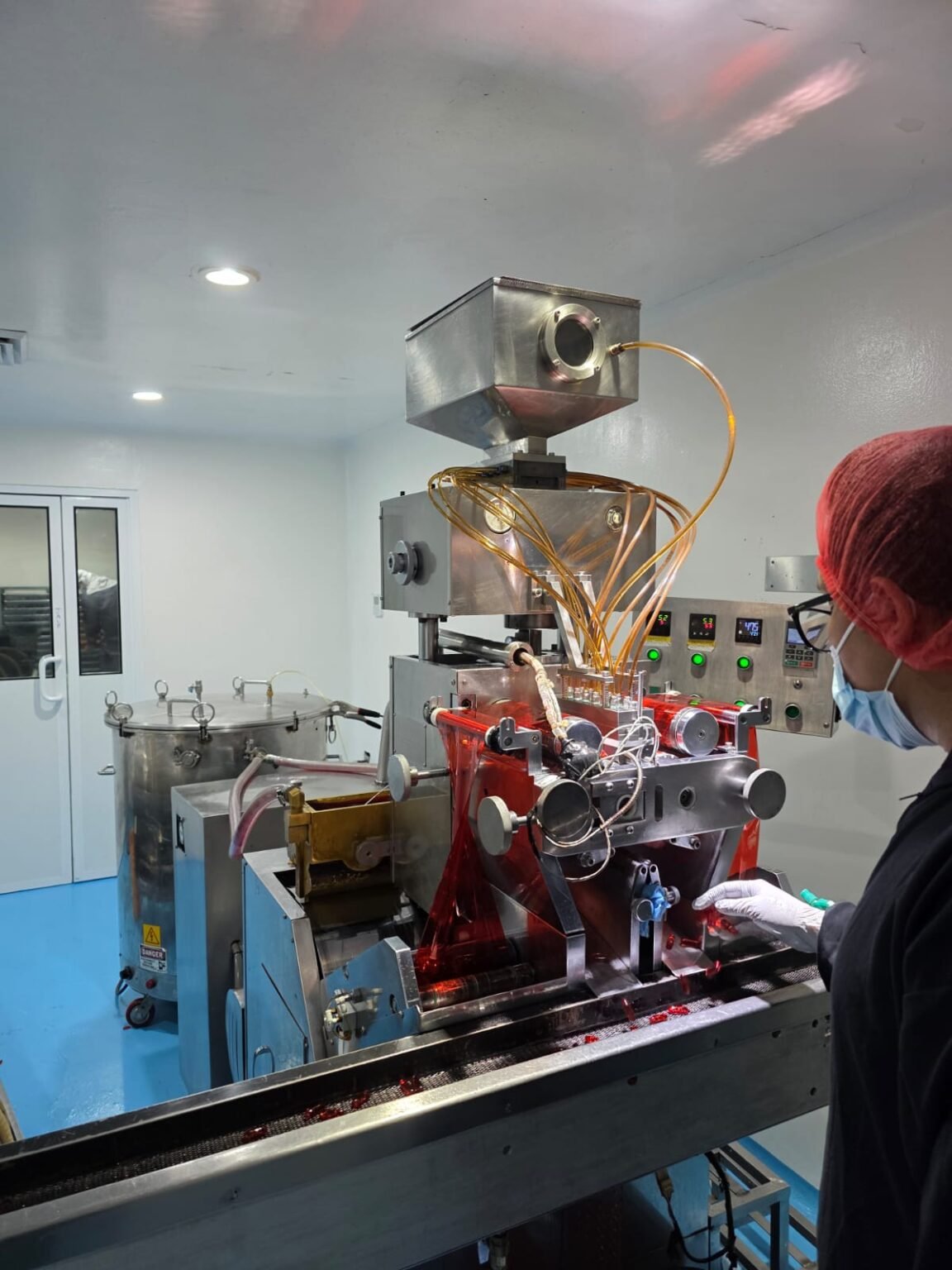 Operario supervisando la máquina blistera durante la producción