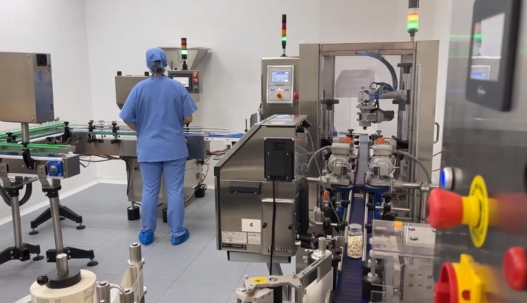 Línea de envasado y control de frascos de cápsulas en sala de producción